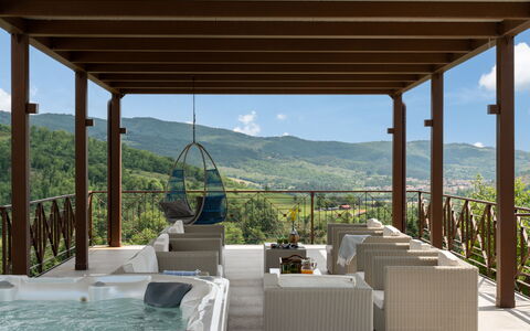 Villa Castelluccio - Arezzo, Toscana: Lucht, Eigendom, Water, Bloempot, Fabriek, Azure, Schaduw, Buitenmeubels, Interieur Ontwerp, Architectuur