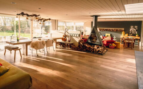 Domicile Adoré with Garden: Meubilair, Gebouw, Fabriek, Hout, Verdieping, Flooring, Hal, Vrije Tijd, Bankstel