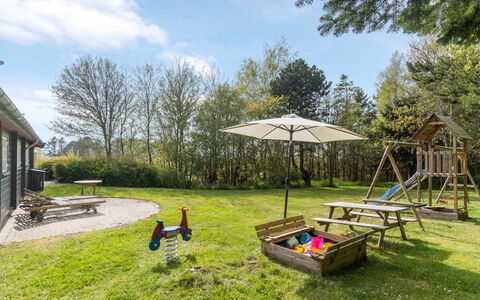 Till - 1.6Km from the Sea: Dak, Huis, Land Lot, Huis, Verblijf, Landgoed, Garden Gebouwen, Schaduw, Blokhut, Landscaping