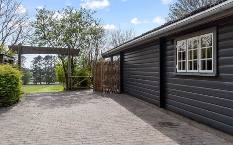 Till - 1.6Km from the Sea: Dak, Huis, Land Lot, Huis, Verblijf, Landgoed, Garden Gebouwen, Schaduw, Blokhut, Landscaping