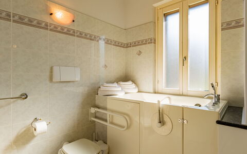 Stazione: Badkamerkast, Eigendom, Loodgieterswerkinrichting, Wastafel, Cabinetry, Kraan, Badkamer, Wastafel In De Badkamer, Interieur Ontwerp, Spiegel