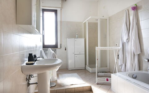 Casa Della Selce: Spiegel, Loodgieterswerkinrichting, Kraan, Wastafel, Badkamer, Bad, Deur, Gebouw, Hout