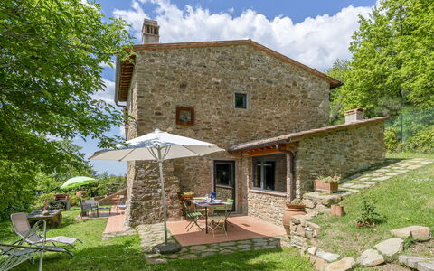 Casa Bosco D'arte Holiday Home , Greve In Chianti,: Fabriek, Meubilair, Gebouw, Wolk, Eigendom, Lucht, Boom, Huis, Stoel, Venster