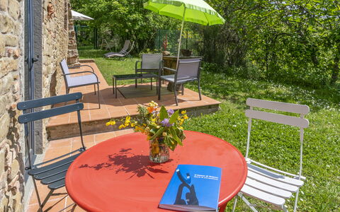 Casa Bosco D'arte Holiday Home , Greve In Chianti,: Tafel, Fabriek, Meubilair, Bloem, Buitentafel, Stoel, Plantkunde, Gebouw, Schaduw, Buitenmeubels