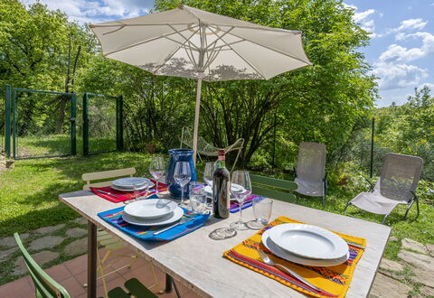 Casa Bosco D'arte Holiday Home , Greve In Chianti,: Tafel, Fabriek, Wolk, Eigendom, Meubilair, Tableware, Lucht, Buitentafel, Stoel, Boom