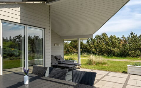 Thove - 600M from the Sea: Huis, Siding, Dak, Land Lot, Schaduw, Veranda, Landgoed, Verblijf, Werf, Landscaping