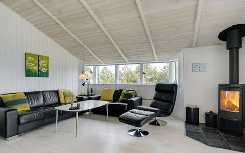 Thove - 600M from the Sea: Interieur Ontwerp, Meubilair, Flooring, Bankstel, Plafond, Verdieping, Hout, Woonkamer, Lichte Inrichting, Kamer