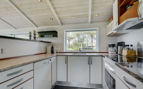 Thove - 600M from the Sea: Keuken, Countertop, Flooring, Toestel Van De Keuken, Major Appliance, Hout, Interieur Ontwerp, Plafond, Cabinetry, Huishoudapparatuur