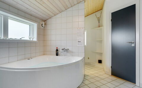 Thove - 600M from the Sea: Flooring, Verdieping, Loodgieterswerkinrichting, Interieur Ontwerp, Plafond, Badkamer, Loodgieter, Samengesteld Materiaal, Bad, Kraan