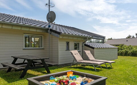 Thove - 600M from the Sea: Tuin, Schaduw, Gazon, Buitenmeubels, Vrije Tijd, Werf, Backyard, Siding, Verblijf, Garden Gebouwen