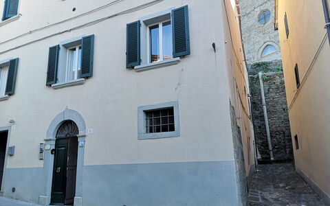 Casa Del Borgo: Eigendom, Venster, Gebouw, Blauw, Azure, Deur, Facade, Stad, Weg