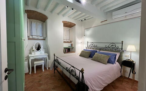 Casa Del Borgo: Gebouw, Eigendom, Meubilair, Venster, Fotolijst, Comfort, Azure, Hoofdkussen, Hout, Tafel