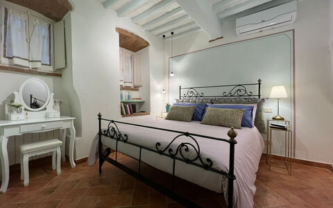 Casa Del Borgo: Eigendom, Meubilair, Comfort, Gebouw, Interieur Ontwerp, Hout, Venster, Fotolijst, Verdieping, Tafel