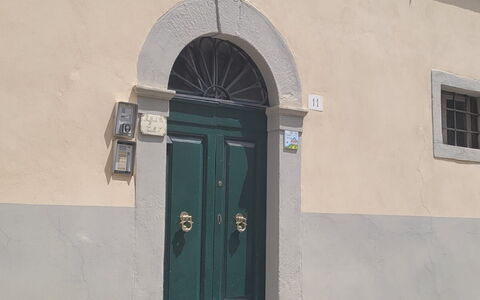 Casa Del Borgo: Venster, Gebouw, Blauw, Deur, Huis, Hout, Home Deur, Tinten En Schaduwen, Facade