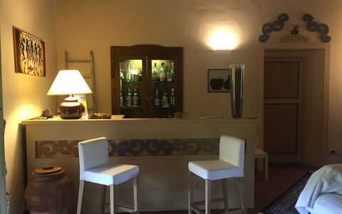 Villa Fulvia: Fotolijst, Meubilair, Eigendom, Tafel, Comfort, Hout, Verlichting, Gebouw, Interieur Ontwerp, Architectuur