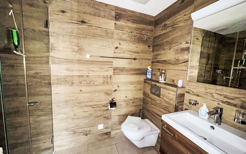 Luxenweid: Flooring, Hout, Verdieping, Interieur Ontwerp, Loodgieterswerkinrichting, Samengesteld Materiaal, Loodgieter, Badkamer, Kamer, Wastafel