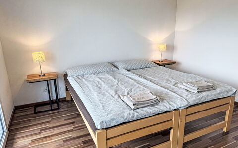 Luxenweid: Bed, Verdieping, Slaapkamer, Flooring, Bedding, Laken, Interieur Ontwerp, Hout, Meubilair, Houten Vloer