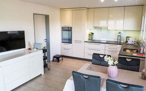 Luxenweid: Meubilair, Interieur Ontwerp, Flooring, Verdieping, Keuken, Countertop, Hout, Cabinetry, Kamer, Verlichting