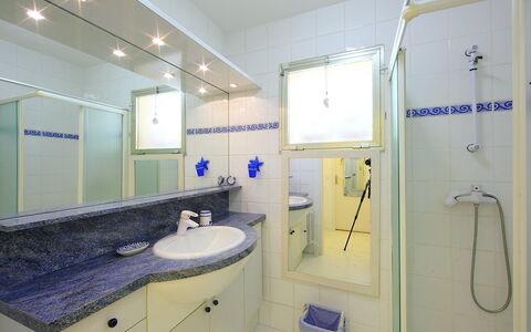 Les Eucalyptus: Badkamer, Kamer, Eigendom, Onroerend Goed, Gebouw, Loodgieterswerkinrichting, Plafond, Interieur Ontwerp, Tegel, Huis