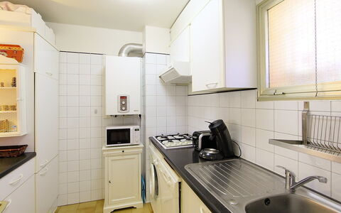 Les Eucalyptus: Kamer, Eigendom, Keuken, Countertop, Cabinetry, Meubilair, Interieur Ontwerp, Gebouw, Huis, Major Appliance