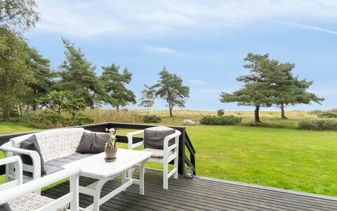 Lycka - 3Km from the Sea: Appartement, Schaduw, Balkon, Stoel, Hek, Buitenmeubels, Aluminium, Kunstgras
