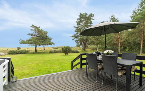 Lycka - 3Km from the Sea: Appartement, Schaduw, Balkon, Stoel, Hek, Buitenmeubels, Aluminium, Kunstgras