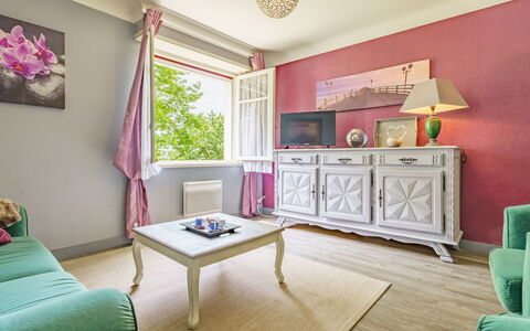 Lande Gaina: Meubilair, Tafel, Venster, Eigendom, Stoel, Gebouw, Buitentafel, Buitenmeubels, Gras, Fabriek