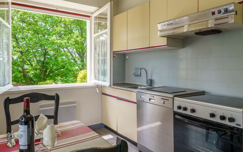 Lande Gaina: Eigendom, Cabinetry, Gootsteen, Countertop, Gebouw, Venster, Kraan, Wastafel, Keuken, Toestel Van De Keuken