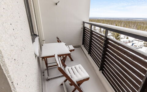 Nordic Chalet 9402: Meubilair, Stoel, Buitenmeubels, Tafel, Hout, Buitentafel, Keuken En Eettafel, Schaduw, Tuin, Paraplu