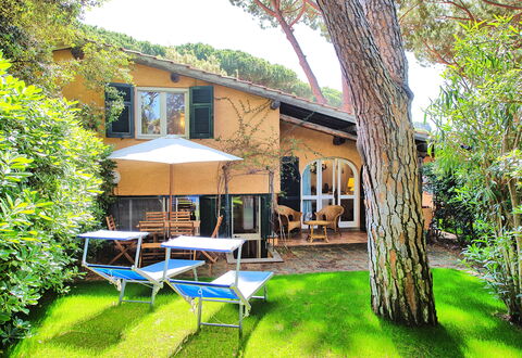 Le Dune: Fabriek, Eigendom, Gebouw, Venster, Boom, Lucht, Schaduw, Stoel, Buitenmeubels, Paraplu