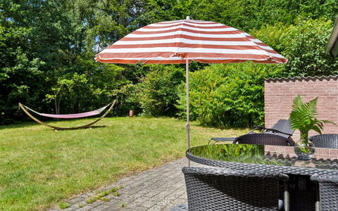 Ingebrit - 7Km from the Sea: Dak, Huis, Deur, Verblijf, Schaduw, Siding, Werf, Landgoed, Backyard
