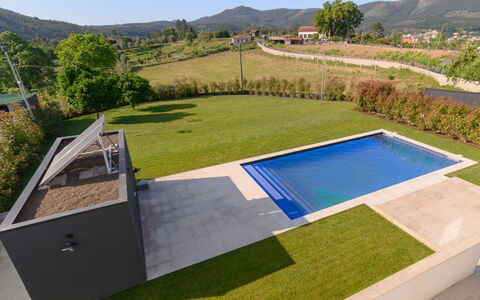 Douro Escape: Water, Lucht, Gebouw, Fabriek, Eigendom, Zwembad, Azure, Boom, Venster, Huis