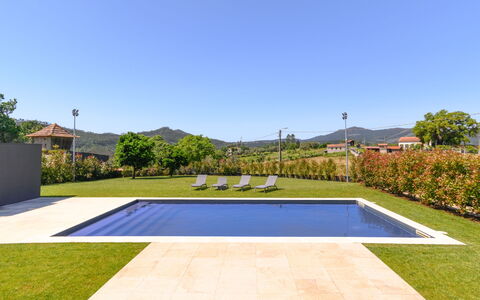 Douro Escape: Water, Lucht, Gebouw, Fabriek, Eigendom, Zwembad, Azure, Boom, Venster, Huis