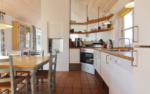 Nille - 100M from the Sea: Meubilair, Keuken, Interieur Ontwerp, Flooring, Verdieping, Countertop, Hout, Plafond, Cabinetry, Lichte Inrichting