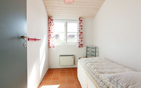 Nille - 100M from the Sea: Muur, Flooring, Hout, Verdieping, Interieur Ontwerp, Plafond, Slaapkamer, Kamer, Bed, Meubilair