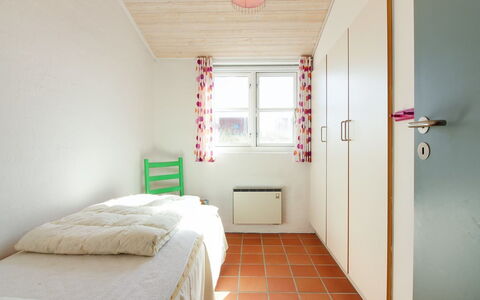 Nille - 100M from the Sea: Muur, Flooring, Verdieping, Interieur Ontwerp, Hout, Slaapkamer, Plafond, Bed, Meubilair, Kamer