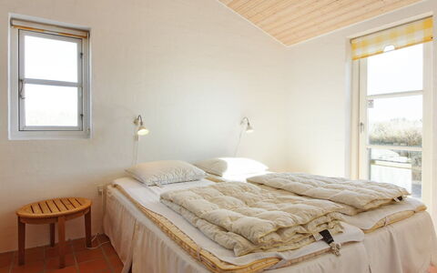 Nille - 100M from the Sea: Hout, Slaapkamer, Verdieping, Flooring, Meubilair, Bed, Laken, Interieur Ontwerp, Plafond, Bedding