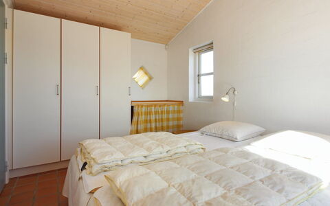 Nille - 100M from the Sea: Muur, Interieur Ontwerp, Hout, Plafond, Slaapkamer, Verdieping, Bed, Flooring, Meubilair, Kamer