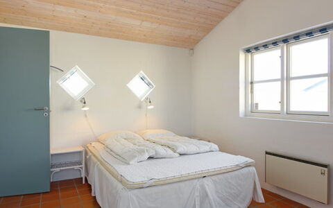 Nille - 100M from the Sea: Interieur Ontwerp, Muur, Meubilair, Verdieping, Flooring, Bed, Slaapkamer, Plafond, Hout, Kamer