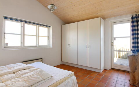Nille - 100M from the Sea: Interieur Ontwerp, Muur, Flooring, Verdieping, Meubilair, Hout, Plafond, Bed, Slaapkamer, Kamer