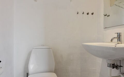 Nille - 100M from the Sea: Badkamer, Wc Bril, Loodgieterswerkinrichting, Muur, Toilet, Wastafel In De Badkamer, Flooring, Verdieping, Wit, Interieur Ontwerp
