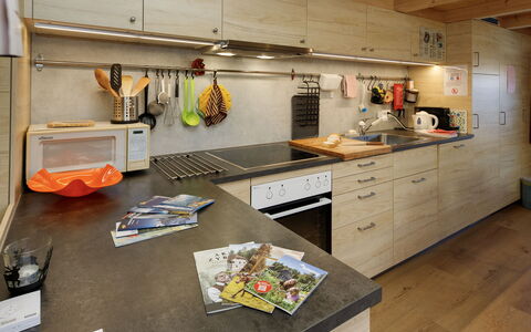 Brienzwiler 125: Keuken, Countertop, Toestel Van De Keuken, Meubilair, Flooring, Hout, Interieur Ontwerp, Cabinetry, Major Appliance, Gootsteen