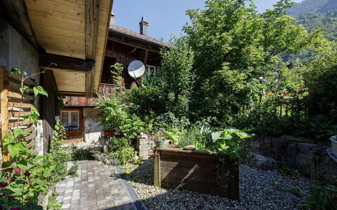 Brienzwiler 125: Struik, Tuin, Groundcover, Verblijf, De Lente, Flagstone, Backyard, Bloempot, Landscaping