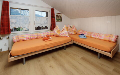 Brienzwiler 125: Meubilair, Interieur Ontwerp, Hout, Flooring, Kamer, Verdieping, Bankstel, Plafond, Appartement, Woonkamer