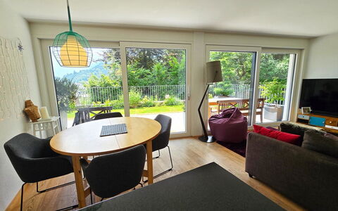 Sonnenbergweg 5: Meubilair, Flooring, Interieur Ontwerp, Verdieping, Hout, Stoel, Tafel, Houten Vloer, Keuken En Eettafel, Kamer