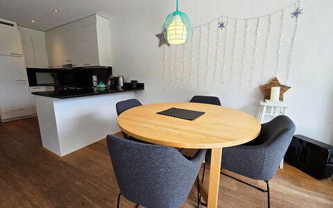Sonnenbergweg 5: Meubilair, Interieur Ontwerp, Flooring, Stoel, Verdieping, Hout, Tafel, Keuken En Eettafel, Kamer, Verlichting