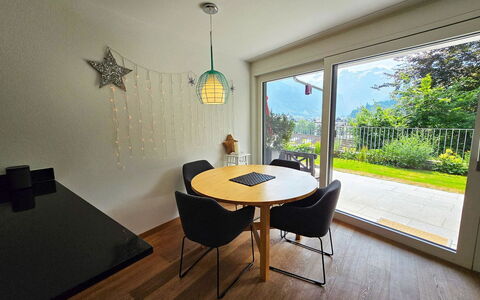 Sonnenbergweg 5: Meubilair, Interieur Ontwerp, Flooring, Verdieping, Hout, Stoel, Tafel, Plafond, Keuken En Eettafel, Houten Vloer