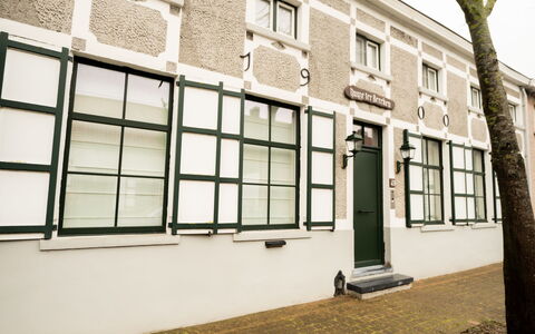Huyze Ter Bercken with Swimming Pond: Wolk, Fabriek, Lucht, Gebouw, Dag, Eigendom, Venster, Boom, Huis, Land Lot