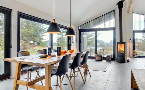 Minttu - 700M from the Sea: Meubilair, Flooring, Interieur Ontwerp, Stoel, Woonkamer, Houten Vloer, Plafond, Keuken En Eettafel, Hardwood, Bankstel