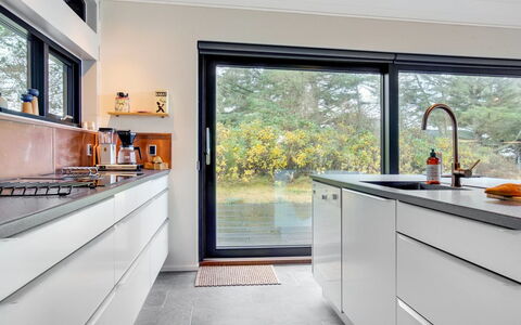 Minttu - 700M from the Sea: Countertop, Keuken, Interieur Ontwerp, Toestel Van De Keuken, Hout, Flooring, Loodgieterswerkinrichting, Cabinetry, Huis, Major Appliance